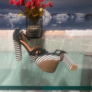 Qupid Blck and Wht Heels